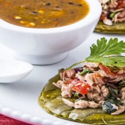 ¿Cómo hacer sopes de nopal con atún?
