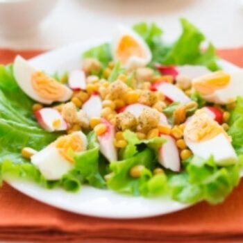 ¿Cómo hacer ensalada de huevo y surimi?