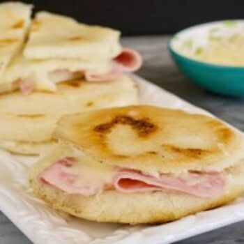 ¿Cómo hacer arepas rellenas de jamón y queso?